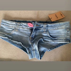 jeansshorts låg midja  - Superkorta blå jeansshorts från Sellpy med låg midja. Jag köpte de för någon vecka sedan och de kom hem idag men tyckte att längden var lite för kort för mig men är i super bra skick och är precis som nya💕