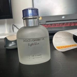 Dolce & Gabbana Light Blue Pour Homme Eau de Toilette - Fräsch och maskulin parfym från Dolce & Gabbana, Light Blue Pour Homme. Flaskan är frostad glas med silverfärgad spray och blått lock. Doften är citrusfräsch och passar perfekt för dig som gillar lätta, eleganta herrparfymer.