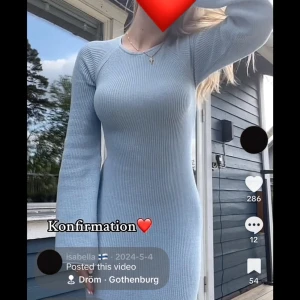 Ljusblå maxi klänning med öppenrygg  - Säljer denna jättefina stickad/ribbad ljusblåa maxi klänning, orginal priset är 750kr fast går ej att köpa längre. Bara andvänt en gång. Priset är inte skrivet i sten