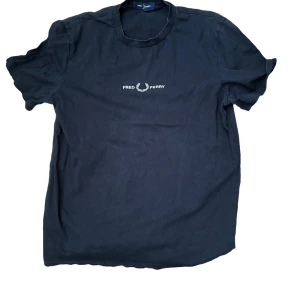 Fred Perry Tshirt - Svart fred Perry t shirt med broderad logga. Storlek S. Nypris 900 sek