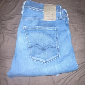 Ljusblå Replay Hyperflex Anbass jeans - Säljer ett par ljusblå Replay Hyperflex Anbass jeans med slim fit. Klassisk femficksmodell med snygga detaljer på bakfickorna och bekväm stretch. Perfekta för dig som gillar en modern och stilren look. Kontakta för minsta fundering 