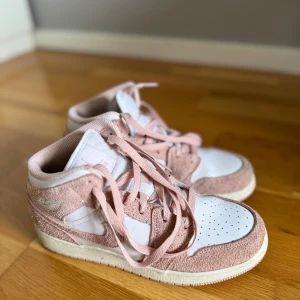 Nike Air Jordans Mid - Säljer ett par Nike Air Jordans Mid. Storlek 38/5 . Knappt använda. Bara blivit ståendes. Nypris var ca 1300