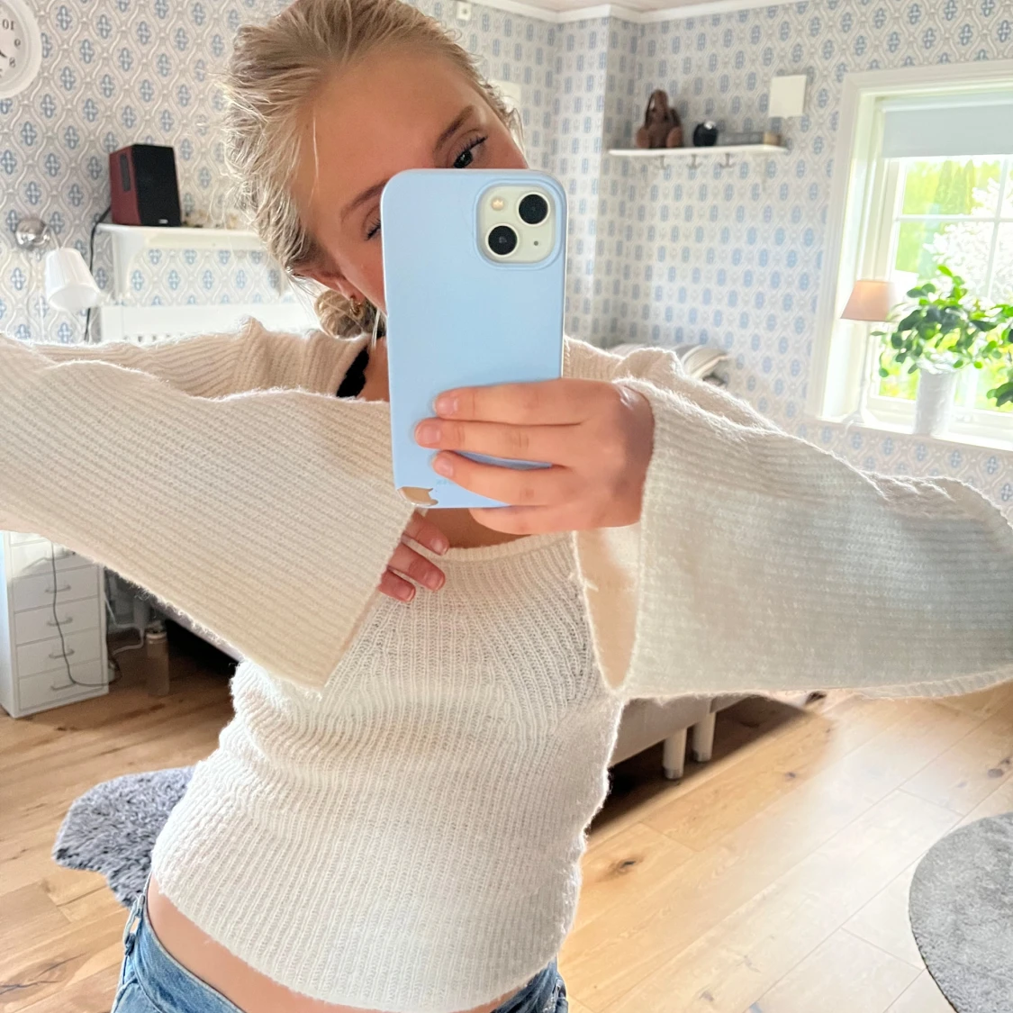 Vit stickad tröja med fyrkantig ringning från Gina Tricot