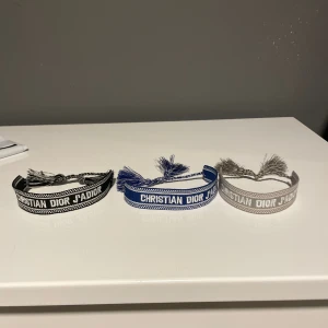 Christian Dior armband - Säljer ett av dessa feta dior armband perfekt nu till sommaren. Vid köp ingår bara ett av armbanden, du bestämmer själv vilket. Nypris cirka 3000kr. 10/10 skick. Hör gärna av dig vid frågor🤩