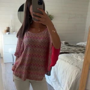 Mönstrad blus i rosa och beige - Säljer en jättefin rosa topp med mönster, perfekt för sommaren, baksidan är helt rosa i samma rosa färg som inuti ärmarna 🤍☀️🫧🌊