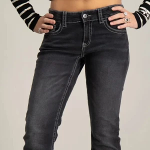 Svarta bootcut jeans med vita sömmar - Säljer ett par svarta bootcut jeans med vita detaljer, säljer då dom är förstora på mig. Egna bilder skickas vid intresse 💕