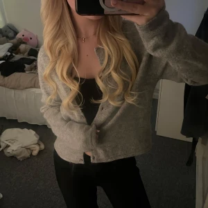 stickad kofta  - använd men fint skick 