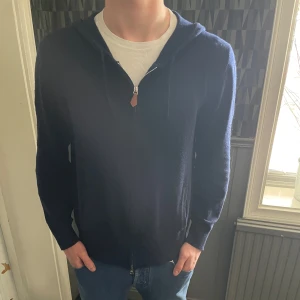 Chasmere/merinoull hoodie  - Tja, säljer en riktigt fet cashmere/merinoull hoodie i toppen skick, storlek M// hör av er vid eventuella funderingar🍾🍾