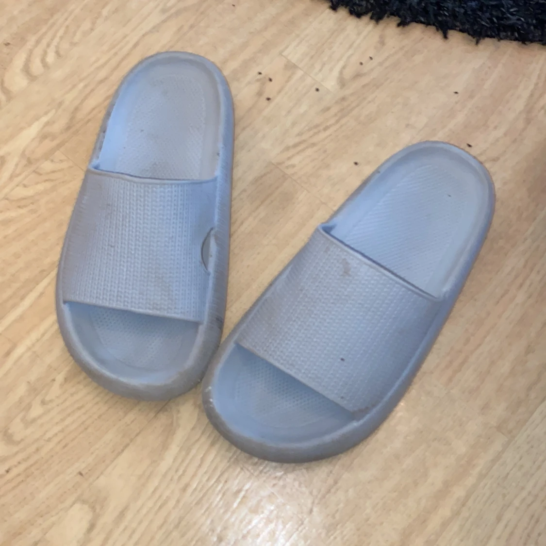 Gråa sandaler i syntetmaterial