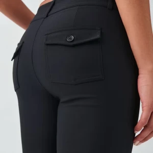 Svarta bootcut kostymbyxor med fickor - Svarta kostymbyxor med bootcut-ben och två bakfickor med lock och knapp. Byxorna har låg midja och stängs med dragkedja och knappar framtill. Perfekta för en stilren look.