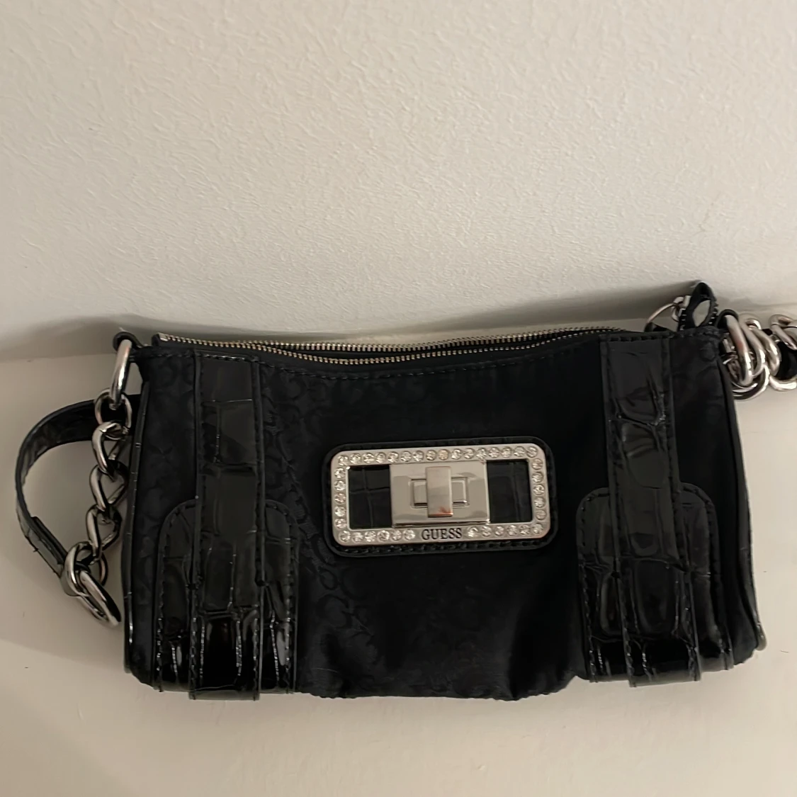 Svart axelväska från Guess med kedjedetaljer - 3