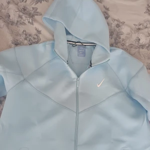 Ljusblå hoodie från Nike NOCTA - Säljer en ljusblå hoodie från nike x nocta i size L för liten för mig