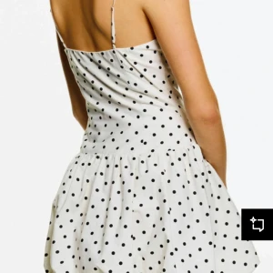 Bershka klänning - Säljer en söt vit kortklänning med svarta prickar och smala axelband. Från bershka och är aldrig använd. Säljer då den inte passar mig, så alla lappar sitter kvar. Slutsåld på hemsidan.