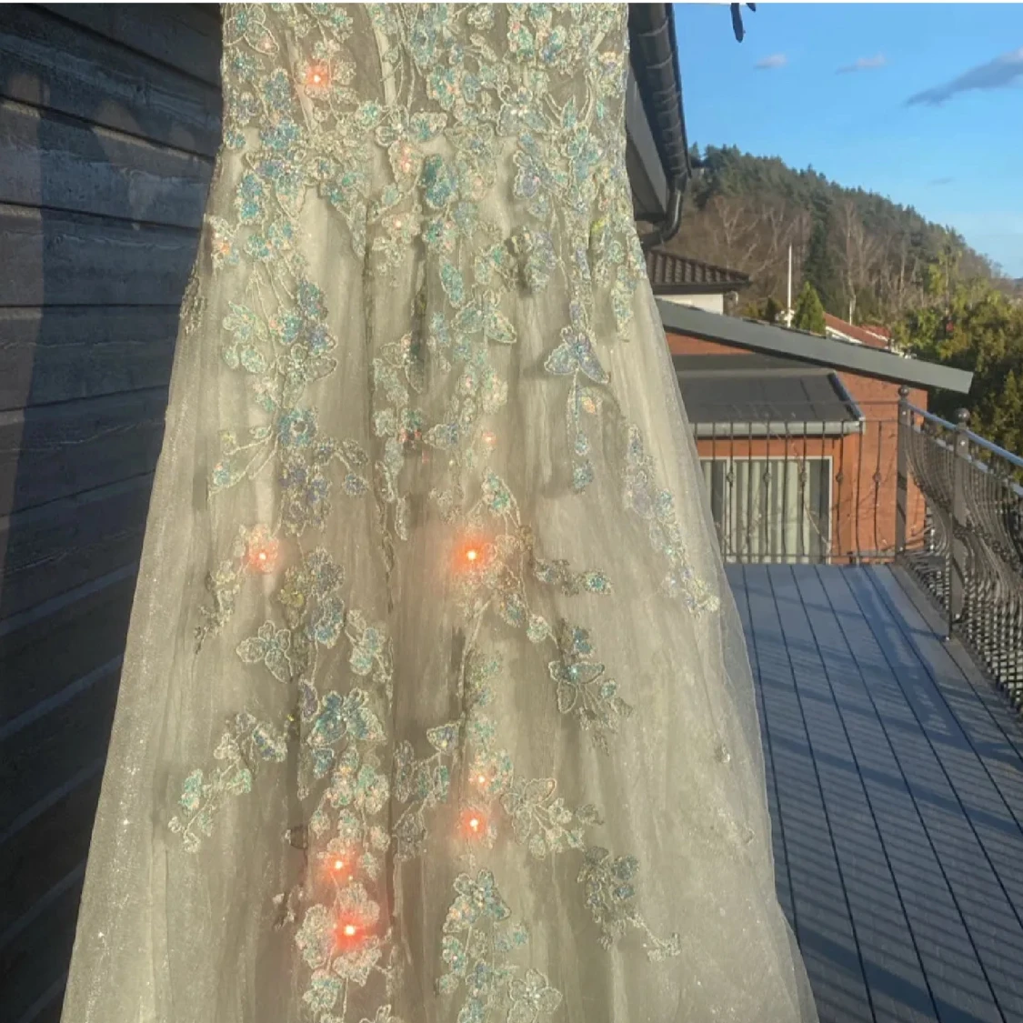 Ljusblå långklänning med blommig spets och paljetter - 1