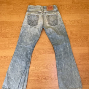 Levis bootcutjeans - W26 L32 Liten slitning längst ner (se bild) annars fint skick💓💓