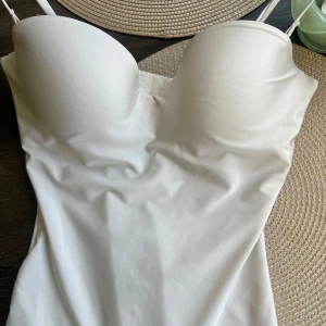 Vita H&M bodyn  - Säljer min H&M body köpt här på plick, kommer ej till användning🫶