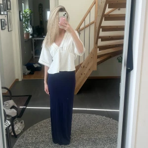 Mörkblå långkjol - Säljer en såå snygg och framförallt skön långkjol med rak passform. Materialet är jättemjukt och skönt. Kjolen är enkel att gå i💙 Använd 2 gånger!