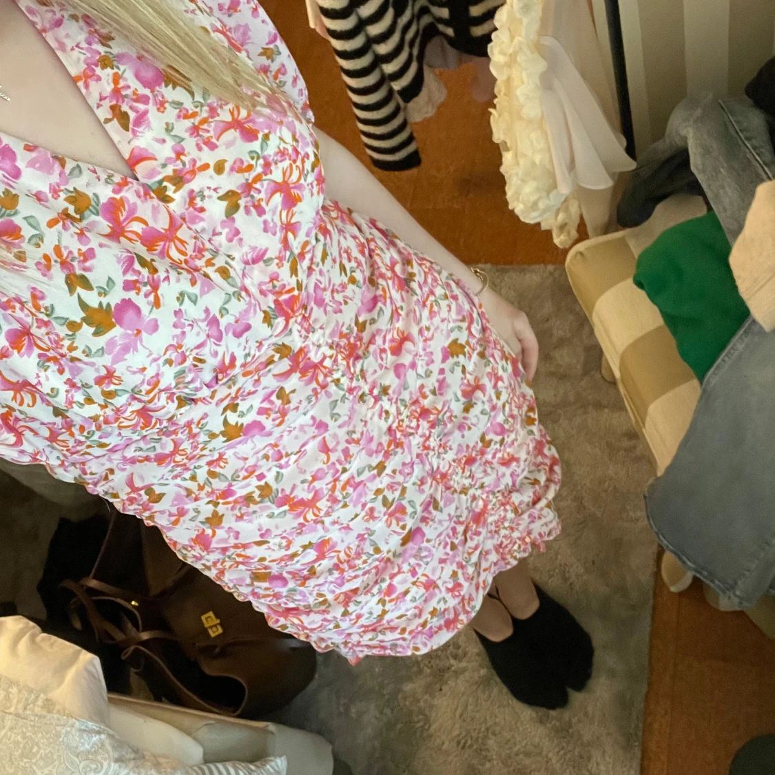 Blommig kortklänning med volang