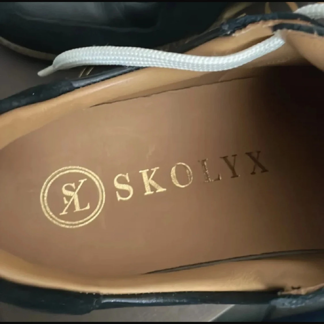 Svarta sneakers från Skolyx med vit sula - 2