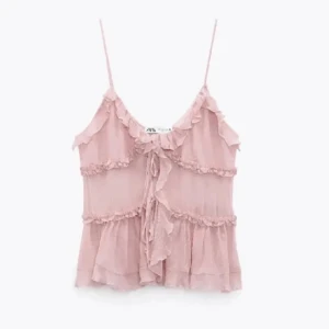 Rosa volangtop från Zara - Säljer en söt ljusrosa topp från Zara med tunna axelband och flera volangdetaljer. Storlek XS 💕