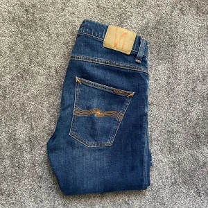 Nudie Grim Tim - Ett par feta jeans från Nudie i modell Grim Tim. Färgen heter ”Indigo myth”. Storlek 31/34, sitter lite mindre. Skick 9/10. Nypris 1600kr, mitt pris 549kr. Skriv vid minsta fundering😁