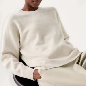 Stickad tröja💕 - Säljer denna trendiga ull stickade tröjan fårn uniqlo då den inte kommer till användning längre. Färgen är vit och den är jätteskön och bra material. Nypris 500kr. Pris diskuterbart och kontakta för fler bilder💕