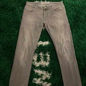 Jacob Cohen slim fit jeans (style 688) - Säljer ett par feta jacob cohen jeans i ljusgrå färg. Skick 9/10 nästintill nya, inga fläckar eller hål. Strl 35 men passar lite mindre då det är en slim fit modell, säljer för att dom inte passar mig längre.