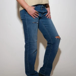 Lågmidjade Blå jeans med slitningar - Lågmidjade blåa jeans, straight jeans, snygga, Köpenhamn stil. (Produkt 007) 