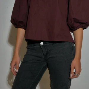 Lågmidjade Svarta bootcut jeans - Jätte snygg Lågmidjade bootcut jeans (produkt 010)