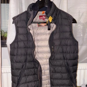 Svart Parajumper Väst - Säljer en svart dunväst från Parajumpers pga att den inte kommer till användning. Den köptes för 4500 kr, jag säljer den för 3800 kr, kan eventuellt gå ner till 3500 vid snabb affär och seriös köpare. Den är i bra skick, inga skador på västen. Vid flera frågor så kan ni bara skriva till mig