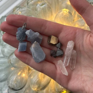 Samling av lösa mineralstenar och kristaller - Säljer söta små kristaller. En av kristallerna är en hemmagjord berlock inlindad i ståltråd, ståltråden går att ta bort. Blå kalcit, pyrit kub, magnetit, bergskristall rå spets.
