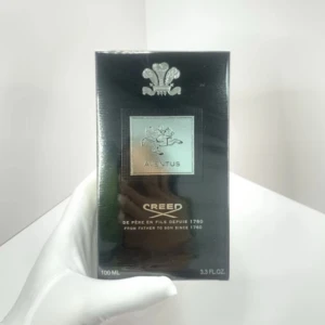 Aventus Eau de Parfum 100ml från Creed - Exklusiv herrparfym Aventus från Creed i 100ml flaska. Flaskan är transparent med svart etikett och silverdetaljer, samt svart kork. Doften är känd för sina fruktiga och träiga noter och passar dig som vill sticka ut med en lyxig signaturdoft.         