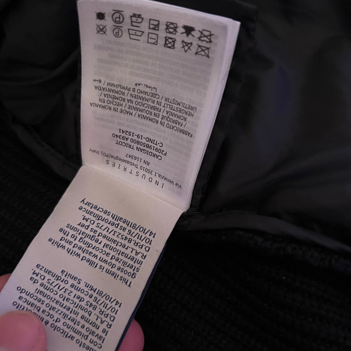 Svart pufferjacka med stickade ärmar från Moncler - 2