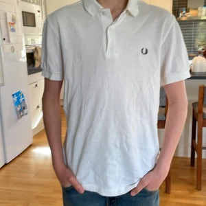 Vit piké från Fred Perry - Säljer en klassisk vit pikétröja från fred Perry 