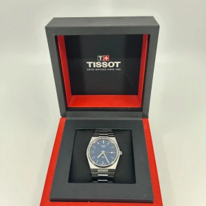 Tissot prx / blå urtavla / herrklocka / - Tissot prx / blå urtavla / herrklocka /  Skick: bra skick se bilder.  Övrigt skick enligt bilder.  Tveka inte att fråga om du undrar något.  Kolla gärna in våra andra klockor i profilen :)  Villkor mm finns i profilen Mvh Refinedwatches