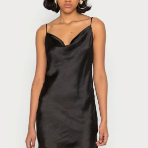 Svart satinklänning - Använd en gång, skicket är som nytt! Storlek S✨