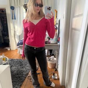 Rosa kofta från Odd Molly - Säljer en rosa kofta från Odd Molly med knappar framtill och små fickor. Koftan har lång ärm och är i ett mjukt, tunt material. Perfekt att slänga över en topp för en färgklick i vardagen.