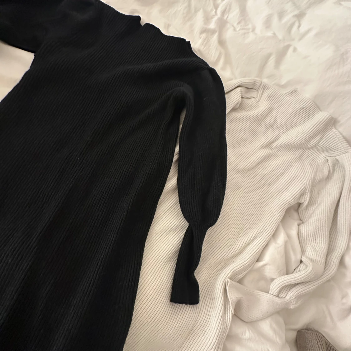 Ribbad långklänning i svart - 1