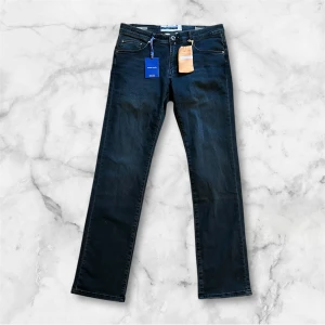 Oanvända Jacob Cohën Jeans – Modell Bard🍾 - • Modell: Bard (Straight fit) • Storlek: W34 • Färg: Blåsvart • Skick: Helt nya, alla tags kvar • Nypris: 5500+ kr • Mitt pris: 2250 kr✅ • Leverans: Skickas inom 48 timmar📦          Hör av dig vid funderingar😇