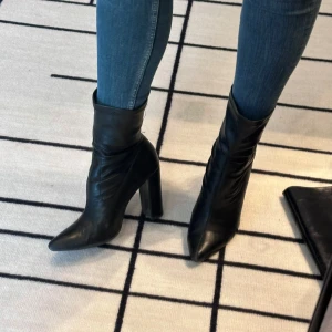 Svarta boots med klack och spetsig tå - Storlek 40, pris 100 kr.