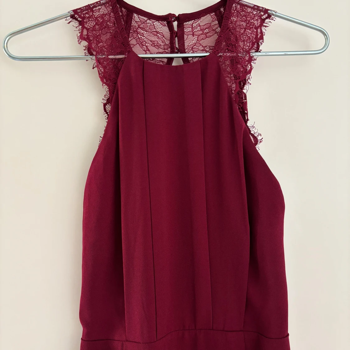 Vinröd långklänning med spetsdetaljer - 2