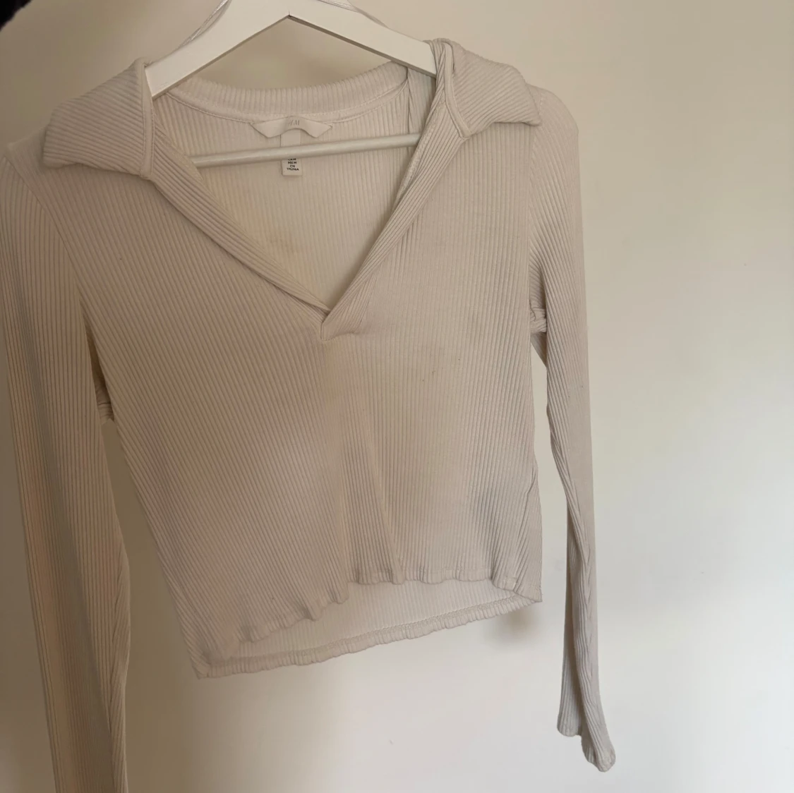 Beige/krämvit ribbad croppad tröja med krage