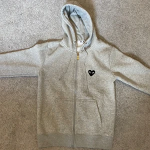 Cdg kofta - Säljer nu min Comme Des garcons kofta då den inte passade mig. Den är storlek L men var ganska liten i storlek. Passar mer dig som har M. Koftan är köpt här på plick men är i ny skick. Vid snabb affär kan pris sänkas 