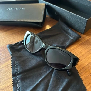 Saint Laurent solglasögon  - Helt nya solglasögon som aldrig är använda, de är endast testade! De är väldigt fina men jag säljer dem då de inte passar till min ansiktsform🩷 Allt på bilderna medföljer, pris kan diskuteras vid snabb affär🩷Jag har fler bilder som kan skickas!