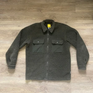 Rotation jacka  - En grön fleece-jacka från rotation i mycket bra skicka. Storlek S men sitter som en M. 