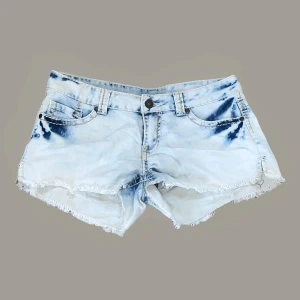 Vintage lågmidjade korta shorts -  Superfina och unika lowrise shorts från gamla New Yorker, strl M/38 // midja 39cm, längd 25, grenhöjd 18cm