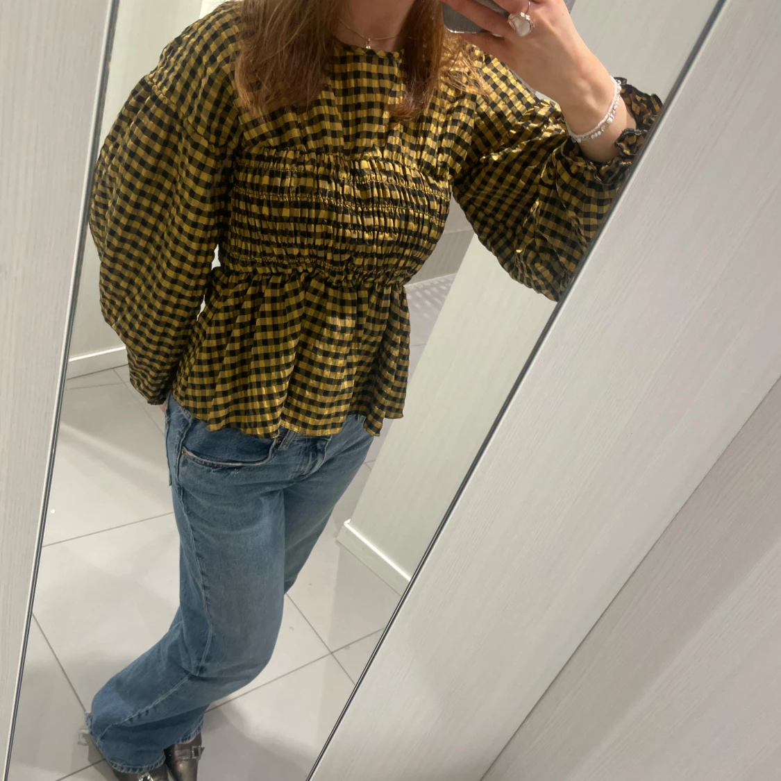 Gul och svart rutig blus med volangärm