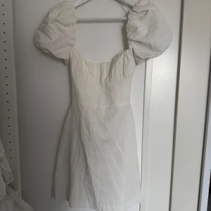 Zara Vit klänning  - Köpt på plick men var för liten för mig 
