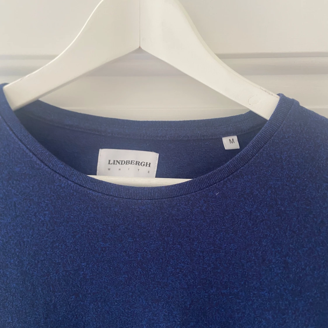 säljer en klassisk mörkblå t-shirt från märket Lindbergh - 1