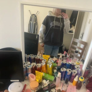 Los Angeles Hoodie - Säljer en svart hoodie med gråa ärmar och huva. Tryck med texten 'Los Angeles' på bröstet. Tröjan har en avslappnad passform och är perfekt för en chill vardagslook. Använd fåtal ggr, pris kan diskuteras💕